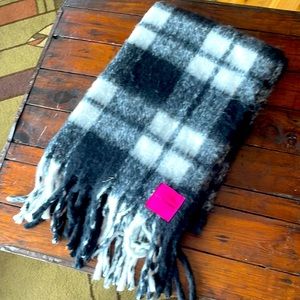 Beautiful Betsey Johnson‎ scarf/wrap in black/white plaid
